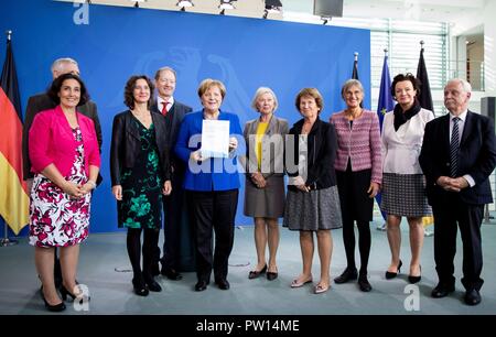 Berlin, Germany. 11th Oct 2018. 11 October 2018, Berlin: Federal Chancellor Angela Merkel (CDU, 5th from left) receives the 2018 Annual Report from the members of the National Standards Control Council: Conny Mayer-Bonde (l-r), Hanns-Eberhard Schleyer, Sabine Kuhlmann, Rainer Holtschneider, Gudrun Grieser, Thea Dückert, Dorothea Störr-Ritter, Andrea Versteyl and Johannes Ludewig (Chairman). In the report, the Supervisory Board takes stock of the bureaucratic and cost burdens of new legal regulations over the last 12 months. Photo: Kay Nietfeld/dpa Credit: dpa picture alliance/Alamy Live News Stock Photo