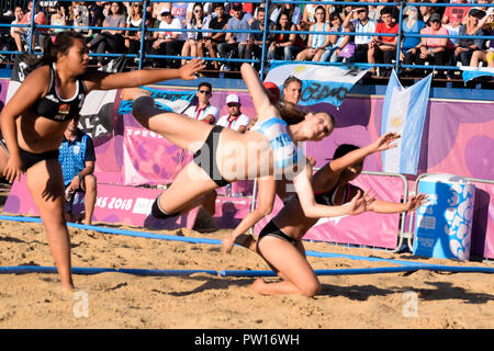 Buenos Aires, Buenos Aires, Argentina. 9th Oct, 2018. Gisella Bonomi seen scoring during the game in the beach handball in the preliminary round. Credit: Fernando Oduber/SOPA Images/ZUMA Wire/Alamy Live News Stock Photo