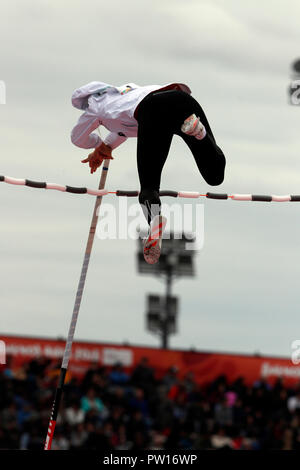 Buenos Aires, Argentina. 11th Oct, 2018. German pole vaulter Leni Freyja Wildgrube trains at the Youth Olympic Games. Credit: Gustavo Ortiz/dpa/Alamy Live News Stock Photo