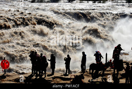 Linfen, China's Shanxi Province. 11th Oct, 2018. Tourists view the Hukou Waterfall on the Yellow River in Jixian County of Linfen City, north China's Shanxi Province, Oct. 11, 2018. Credit: Rao Beicheng/Xinhua/Alamy Live News Stock Photo