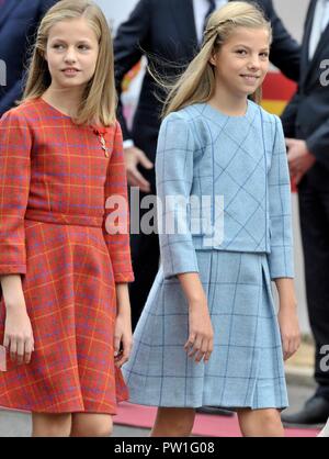 Madrid, Spain. 12th October, 2018. Spanish Kings Felipe VI and Letizia Ortiz with daughters Princess Leonor and Sofia de Borbon attending a military parade during the known as Dia de la Hispanidad, Spain's National Day, in Madrid, on Friday 12nd October, 2018 Credit: CORDON PRESS/Alamy Live News Stock Photo