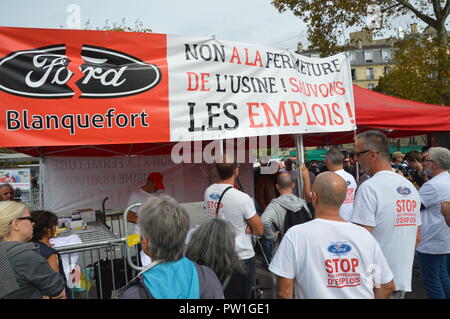 Paris, France. 12th October, 2018. Illegal Ford stand installed by employees of Ford automobile brand protesting against the dismissals, face to the Paris Auto Show (Salon du Mondial de l automobile) .12 october 2018. 13h.  ALPHACIT NEWIM / Alamy Live News Stock Photo