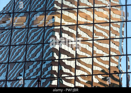 10-2018 Manhattan, New York. Office buildings reflected in the windows of other office buildings. Photo: © Simon Grosset Stock Photo