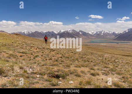 Trekker in the Zorkul Nature Reserve with Afghan Great Pamir in background on trek from Keng Shiber to Kara Jilga, Pamir Mountains, Tajikistan Stock Photo