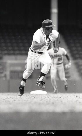 1970s, historical, a male professional player of the MLB, the United States Major League Baseball, a batter in helmet, running to a base after having hit the ball. Stock Photo
