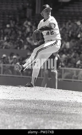 1970s, picture shows a US professional player of the MLB - Major League Baseball - a 'pitcher' at a game in a stadium preparing to throw the ball. A pitcher is a key figure of the fielding (defensive) team and who throws the ball to a player on the batting (offensive) team. Stock Photo