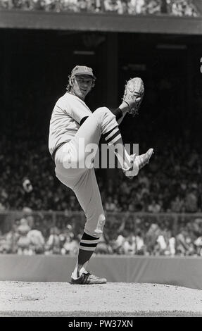 1970s, picture shows a US professional player of the MLB - Major League Baseball - a 'pitcher' at a game in a stadium preparing to throw the ball. A pitcher is a key figure of the fielding (defensive) team and who throws the ball to a player on the batting (offensive) team. Stock Photo