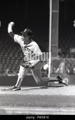 1970s, picture shows a US professional baseball player of the MLB - Major League Baseball - a 'pitcher', practising in a stadium. The pitcher is a player from the fielding team who throws the ball to a player on the batting team. Stock Photo