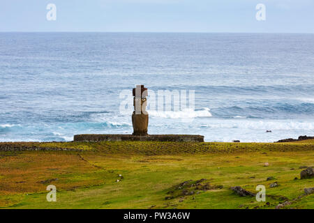 Ahu Ko Te Riku Moai with red Pukao hat, hat Easter Island, Rapa Nui, Chile Stock Photo