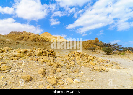 Landscape of desert cliffs, in the Ein Gedi Nature Reserve, Judaean Desert, Southern Israel Stock Photo