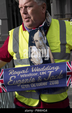 Royal wedding Princess Eugenie of York and Jack Brooksbank  Windsor man selling souvenir scarfs  October 2018 Uk HOMER SYKES Stock Photo