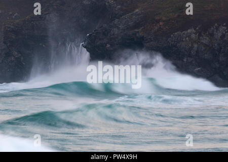 Waves off the coast at Holywell Bay in North Cornwall Stock Photo