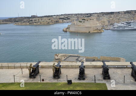 The Saluting Battery in the Upper Barracca gardens in Valetta, Malta, with the Grand Harbour and the Three Cities in the background Stock Photo