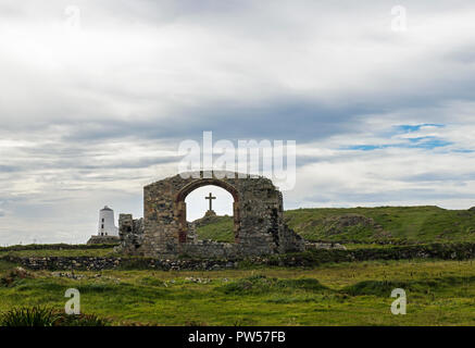 The old church and cross on Llanddwyn Island Anglesey, North Wales Stock Photo