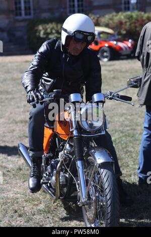 Norton Commando 750 arriving at Château de Neuville in Gambais (78) – France. Stock Photo