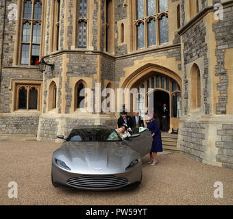 Princess Eugenie and Jack Brooksbank, watched by Princess Beatrice, leaving Windsor Castle after their wedding for an evening reception at Royal Lodge. Stock Photo