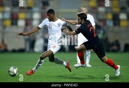 England's Marcus Rashford (left) and Croatia's Josip Pivaric (right) battle for the ball during the UEFA Nations League match at Stadion HNK Rijeka in Croatia. PRESS ASSOCIATION Photo. Picture date: Friday October 12, 2018. See PA story SOCCER Croatia. Photo credit should read: Tim Goode/PA Wire. RESTRICTIONS: Use subject to FA restrictions. Editorial use only. Commercial use only with prior written consent of the FA. No editing except cropping. Stock Photo