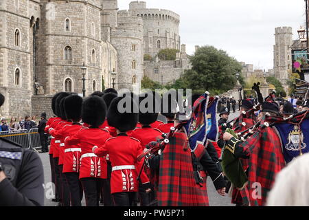 Windsor, UK. 12th October, 2018. Soldiers and bagpipes approach Windsor Castle at the wedding of HRH Princess Eugenie and Jack Brooksbank in St George's Chapel, Windsor Castle, UK. Credit: Andy Stehrenberger/Alamy Live News Stock Photo