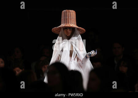 Lisbon, Portugal. 12th Oct, 2018. A model presents a creation from the Spring/Summer 2019 collection during the 1st day of the Lisboa Fashion Week - Moda Lisboa, at the Pavilhao Carlos Lopes in Lisbon, Portugal, on October 12, 2018. Credit: Pedro Fiuza/ZUMA Wire/Alamy Live News Stock Photo