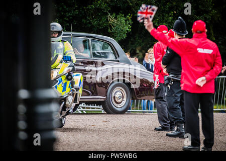 Windsor, UK. 12th October, 2018. Mother of the bride, Sarah Ferguson arrives with Princess Beatrice for The Royal wedding of Princess Eugenie & Jack Brooksbank in Windsor Credit: IAN SKELTON/Alamy Live News Stock Photo