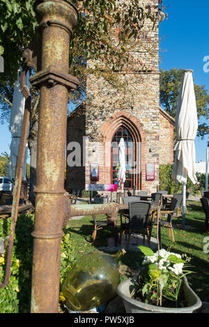 11 October 2018, Saxony-Anhalt, Magdeburg: The garden of the restaurant "The Church", located in a former church. (to weekend survey "Vacant churches and their use" of 13.10.2018) Photo: Klaus-Dietmar Gabbert/dpa-Zentralbild/dpa Stock Photo