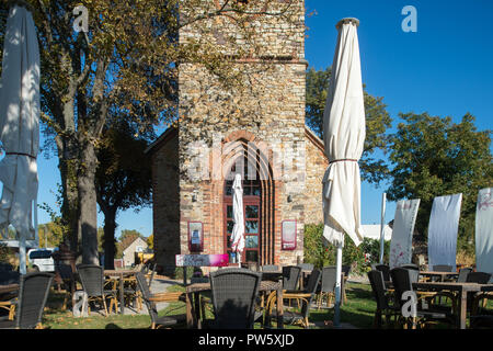 11 October 2018, Saxony-Anhalt, Magdeburg: The garden of the restaurant "The Church", located in a former church. (to weekend survey "Vacant churches and their use" of 13.10.2018) Photo: Klaus-Dietmar Gabbert/dpa-Zentralbild/dpa Stock Photo
