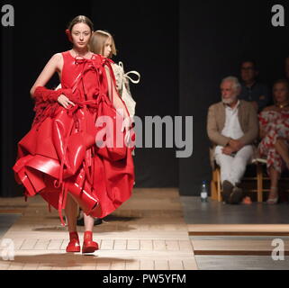Lisbon, Portugal. 12th Oct, 2018. Models present creations of Portuguese young designers on the second day of the 51st Lisbon Fashion Week in Lisbon, Portugal, Oct. 12, 2018. Credit: Zhang Liyun/Xinhua/Alamy Live News Stock Photo