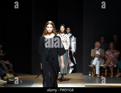 Lisbon, Portugal. 12th Oct, 2018. Models present creations of Portuguese young designers on the second day of the 51st Lisbon Fashion Week in Lisbon, Portugal, Oct. 12, 2018. Credit: Zhang Liyun/Xinhua/Alamy Live News Stock Photo