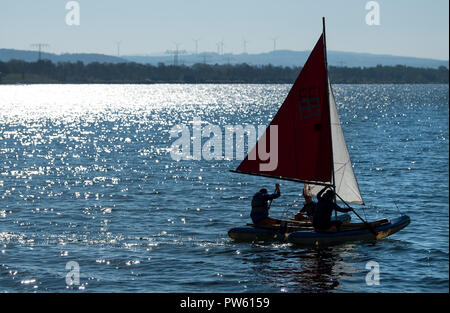 Berzdorf, Saxony. 13th Oct, 2018. Water sports enthusiasts enjoying the summer weather on the Berzdorf Lake near Goerlitz. Credit: Monika Skolimowska/dpa-Zentralbild/dpa/Alamy Live News Stock Photo