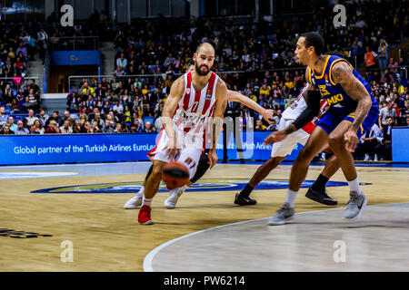 Moscow, Russia. 12th Oct, 2018. Vassilis Spanoulis, #7 of Olympiacos Piraeus in action against #23, Malcolm Thomas, of Khimki Moscow in the Turkish Airlines Euroleague Opening round of the 2018-2019 season. Credit: Nicholas Muller/SOPA Images/ZUMA Wire/Alamy Live News Stock Photo