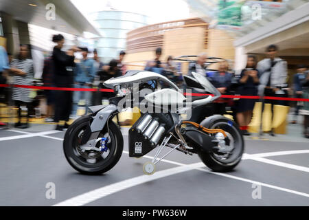 Tokyo, Japan - Japanese motorcycle giant Yamaha Motor demonstrates self-balance and self-driving motorcycle robot 'MOTOROiD' in Tokyo on Saturday, October 13, 2018. Japanese music instrument giant Yamaha Corporation and Yamaha Motor carried a joint design exhibition 'Yamaha Design Exhibition 2018. 13th Oct, 2018. Tracks' from October 12 to October 14. Credit: Yoshio Tsunoda/AFLO/Alamy Live News Stock Photo