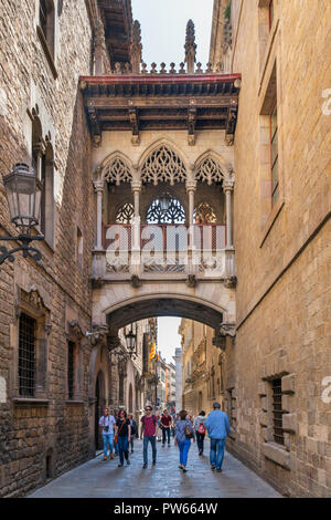 Pont del Bisbe, a neo gothic footbridge on Carrer Bisbe in the Gothic Quarter ( Barri Gotic ), Barcelona, Catalunya, Spain. Stock Photo