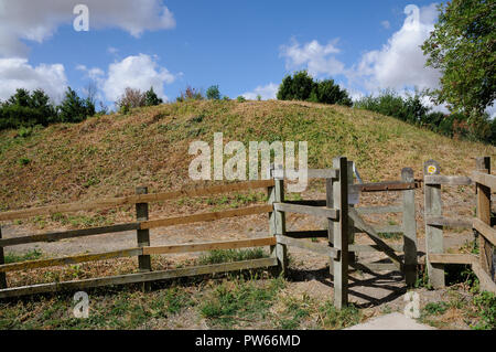 “Toot Hill”, Pirton, Hertfordshire, stands to the south west edge of Pirton’s churchyard as a reminder of the Motte and Bailey castle.   Ralph had bee Stock Photo