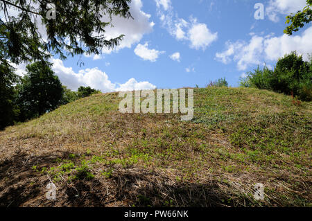 “Toot Hill”, Pirton, Hertfordshire, stands to the south west edge of Pirton’s churchyard as a reminder of the Motte and Bailey castle.   Ralph had bee Stock Photo