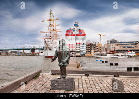 14 September 2018: Gothenburg, Sweden - Sculpture of Evert Taube in the Lilla Bommen district. Behind is the four masted barque Viking, and the Lilla  Stock Photo