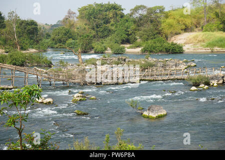 Bambusgestelle Zum Fischfang Tad Pho Stromschnellen Don Sahong 4000 Inseln Si Phan Don Mekong Provinz Champasak Sud Laos Laos Asien Stock Photo Alamy