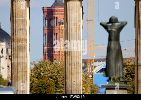 Blick von der Strasse des 17. Juni auf das Brandenburger Tor und das Rote Rathaus sowie die Skulptur 'Der Rufer' von Gerhard Marcks, Berlin (nur fuer  Stock Photo