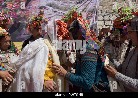 Traditional Aryan (Brogpa) wedding ceremony, Biama village, Ladakh ...