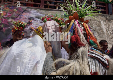 Traditional Aryan (Brogpa) wedding ceremony, Biama village, Ladakh ...