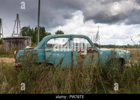 Kuldiga, Latvia. 16th August, 2013. A classic Soviet era Moskvich 402 automobile in a farmyard outside Kuldiga, Latvia. Stock Photo