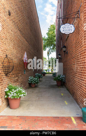 Greeneville, TN, USA-10-2-18: An alley in downtown, with flower pots and a 'Quilt Alley' sign. Stock Photo