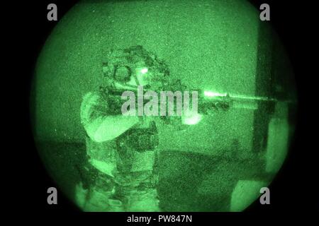 A Green Beret assigned to 3rd Special Forces Group (Airborne) engages a target during the inaugural United States Army Special Operations Command International Urban Assault Challenge, Sept. 26, 2017 at Fort Bragg, N.C. Stock Photo