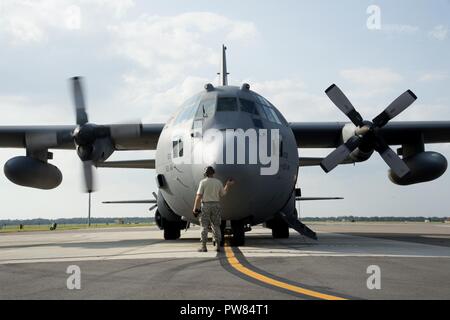 U.S. Air Force Master Sgt. Alan Benton, a crew chief assigned to 187th Airlift Squadron, Wyoming Air National Guard, prepares a C-130 Hercules aircraft for takeoff at MacDill Air Force Base, Fla., Sept. 21, 2017. The mission was in support of Hurricane Maria recovery operations in the Virgin Islands. Stock Photo