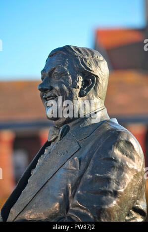 Les Dawson statue in St Annes, Lancashire, where he lived ...