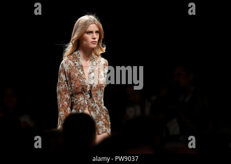 Lisbon, Portugal. 13th Oct, 2018. A model presents a creation from the Cia Maritima Spring/Summer 2019 collection during the 3rd day of the Lisboa Fashion Week - Moda Lisboa, at the Pavilhao Carlos Lopes in Lisbon, Portugal, on October 13, 2018. Credit: Pedro Fiuza/ZUMA Wire/Alamy Live News Stock Photo