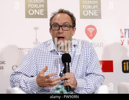 Kiev, Ukraine. 13th Oct, 2018. Wikipedia co-founder JIMMY WALES speaks during a press conference at the 'Olerom Forum One' business-forum in Kiev, Ukraine, on 13 October 2018. JIMMY WALES performed with a lecture themed on 'Information flow, modern Blockchain technologies, Big Data and future trends' during ''Olerom Forum One 2018'' business forum, that bring togethers speakers of world arena, owners and managers of major companies, top managers and investors from Ukraine, the CIS countries and Europe. Credit: Serg Glovny/ZUMA Wire/Ģ����ý Live News Stock Photo