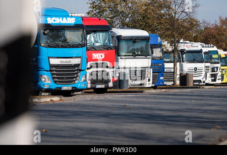 Bautzen, Saxony. 10th Oct, 2018. Trucks are parked in a car park on the A4 motorway between Bautzen and Dresden. (to dpa 'Too few parking spaces on motorways' from 14.10.2018) Credit: Monika Skolimowska/dpa-Zentralbild/dpa/Alamy Live News