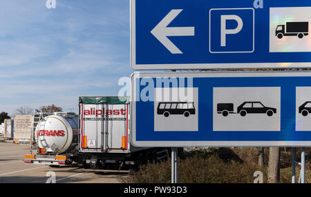 Bautzen, Saxony. 10th Oct, 2018. A sign on a car park on the A4 motorway between Bautzen and Dresden points to the parking spaces for trucks. (to dpa 'Too few parking spaces on motorways' from 14.10.2018) Credit: Monika Skolimowska/dpa-Zentralbild/dpa/Alamy Live News