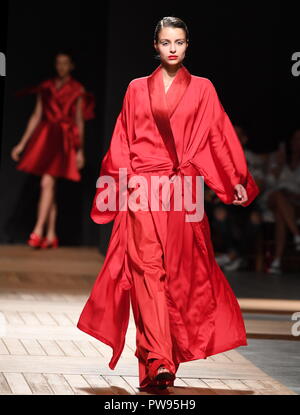 Lisbon, Portugal. 13th Oct, 2018. A model presents a creation of Portuguese designer Luis Carvalho on the third day of the 51st Lisbon Fashion Week in Lisbon, Portugal, Oct. 13, 2018. Credit: Zhang Liyun/Xinhua/Alamy Live News Stock Photo