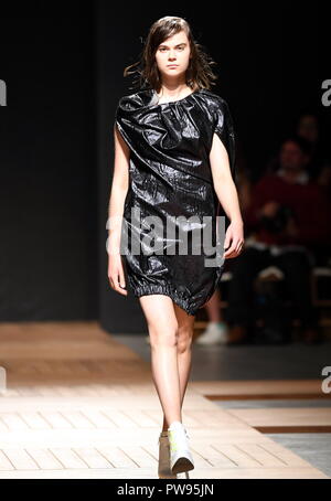 Lisbon, Portugal. 13th Oct, 2018. A model presents a creation of Portuguese designer Aleksandar Protic on the third day of the 51st Lisbon Fashion Week in Lisbon, Portugal, Oct. 13, 2018. Credit: Zhang Liyun/Xinhua/Alamy Live News Stock Photo